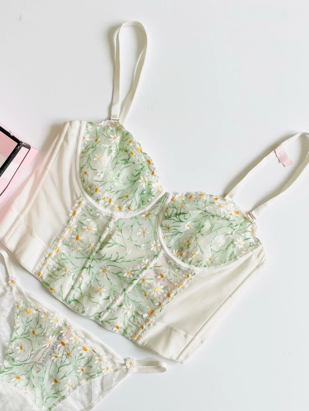 36C MEDIUM Victoria’s Secret white Daisy embroidered bra set bikini panties